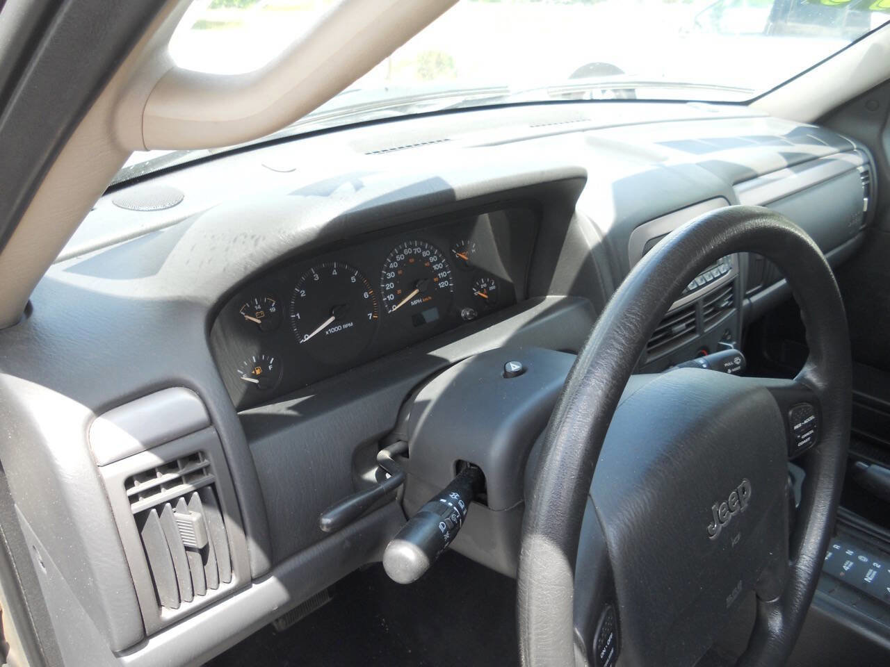 Used 2004 Jeep Grand Cherokee Laredo w/ Convenience Group AWD/4WD image 16
