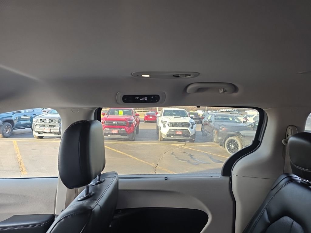 Used 2024 Chrysler Pacifica Touring-L image 13