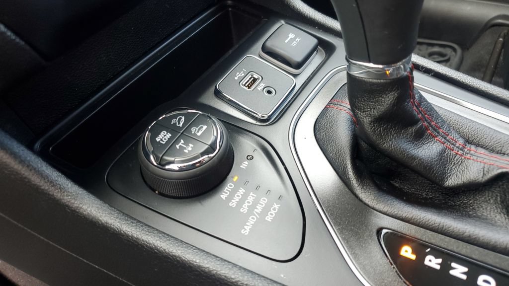 Used 2019 Jeep Cherokee Trailhawk w/ Cold Weather Group AWD/4WD image 17