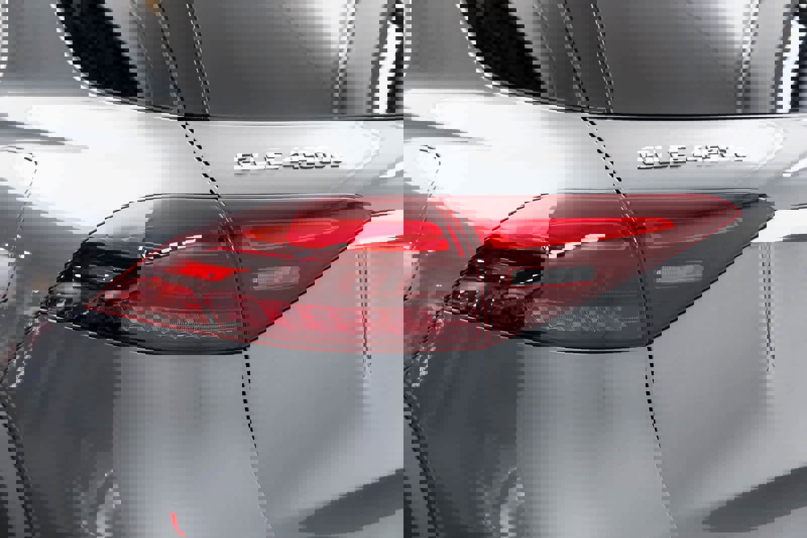 Used 2025 Mercedes-Benz GLE 450e 4MATIC w/ Driver Assistance Package image 57