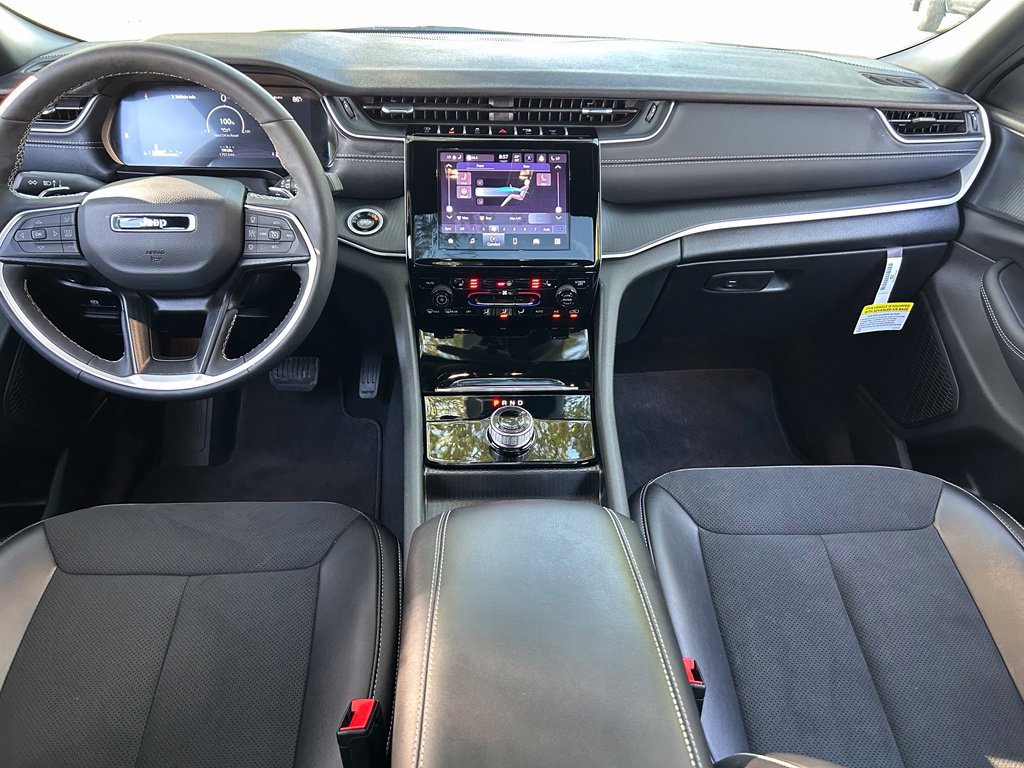 Used 2025 Jeep Grand Cherokee L Altitude RWD image 11