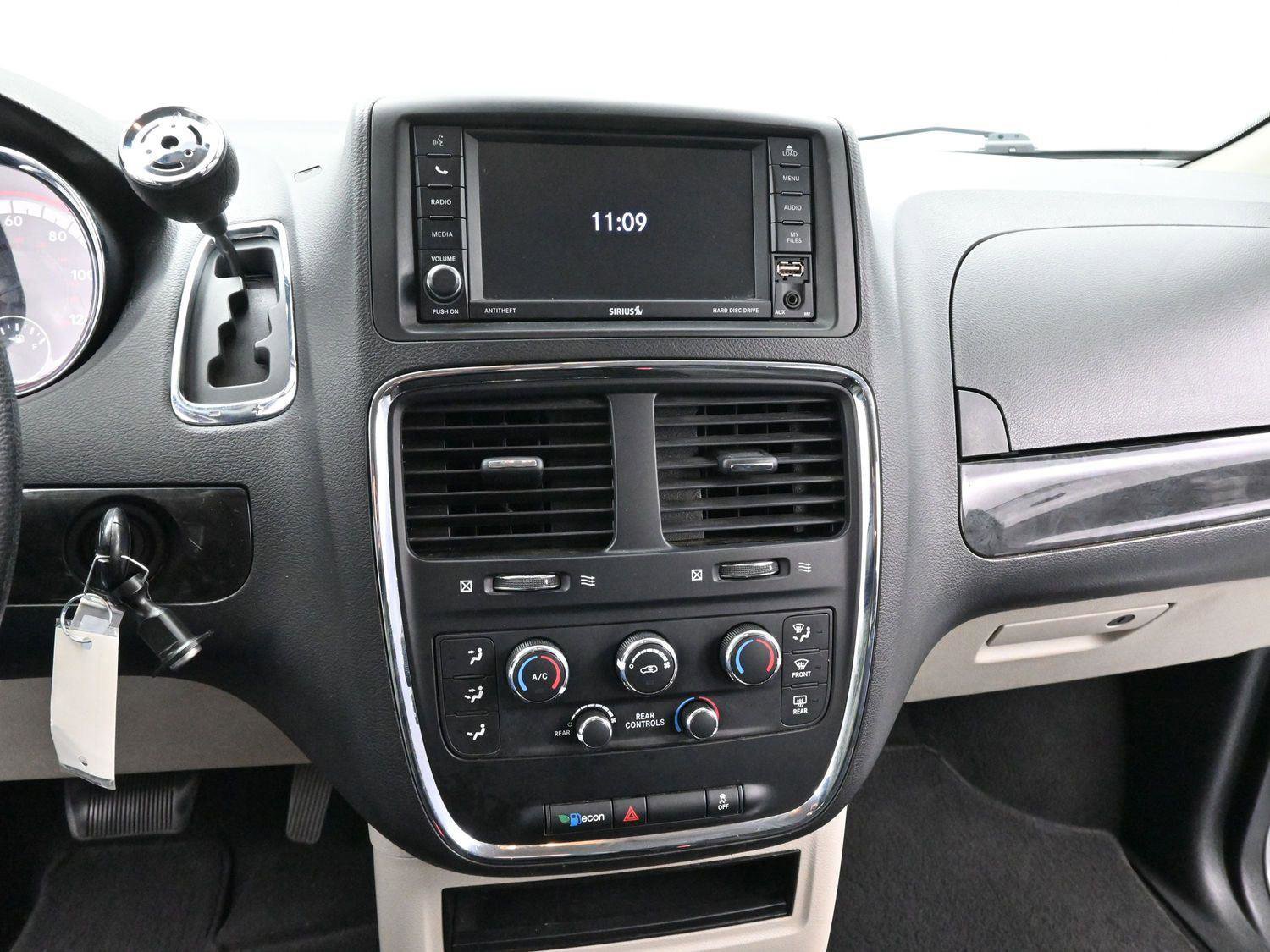 Used 2018 Dodge Grand Caravan SE w/ UConnect Hands-Free Group image 19