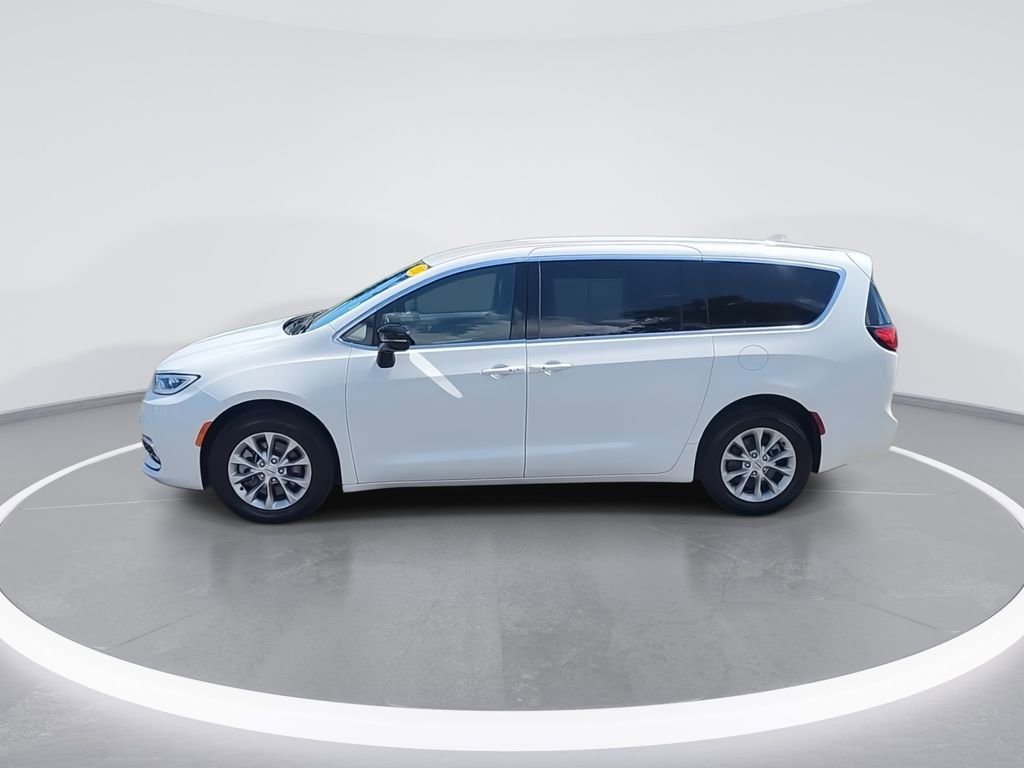 Used 2025 Chrysler Pacifica Select w/ Uconnect Theater Family Group AWD/4WD image 5