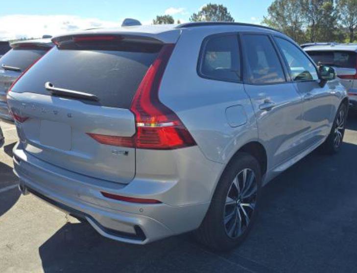 Used 2025 Volvo XC60 B5 Core AWD/4WD image 2