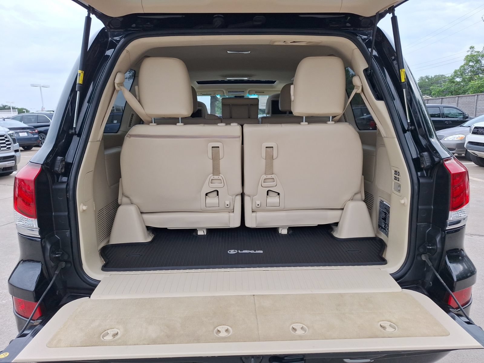Used 2013 Lexus LX 570 4WD w/ Luxury Pkg image 40