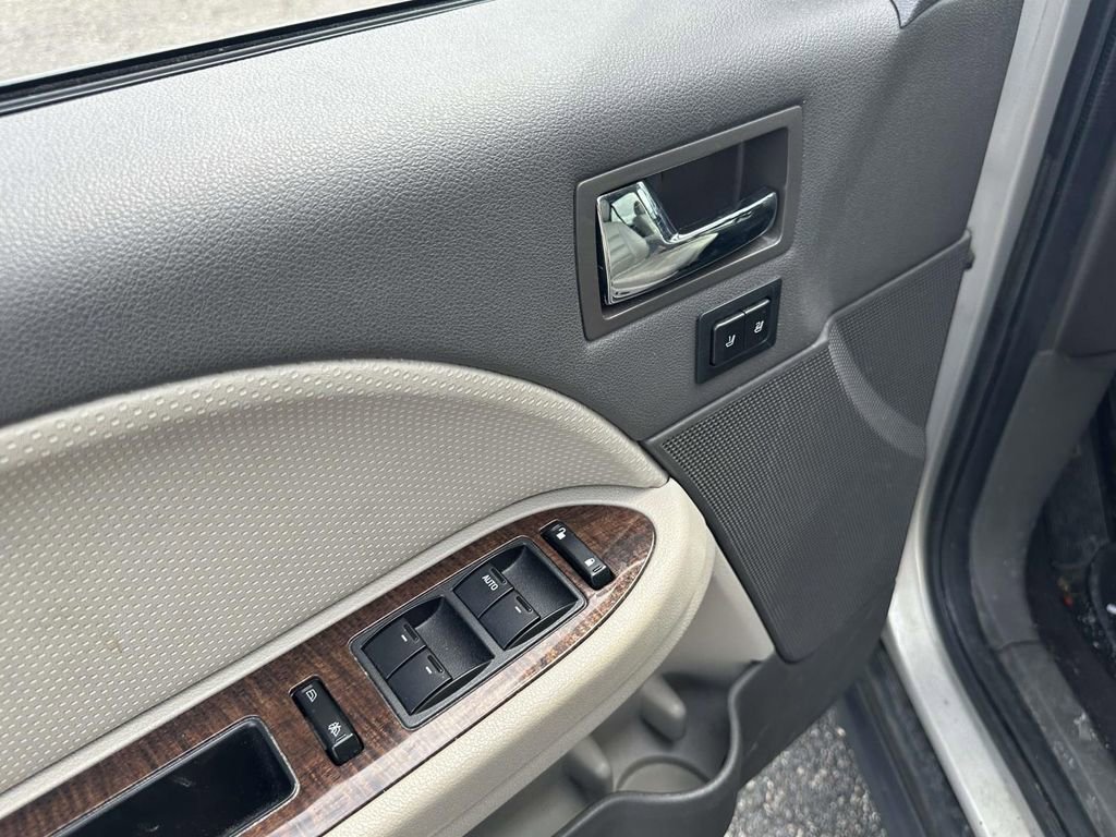 Used 2009 Ford Taurus X Limited FWD image 17