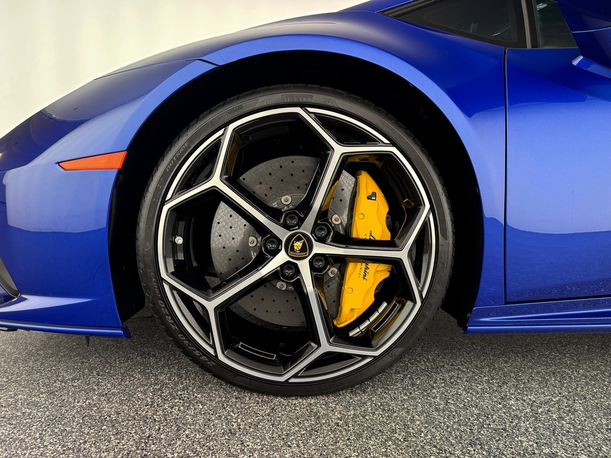 Used 2020 Lamborghini Huracan EVO image 31