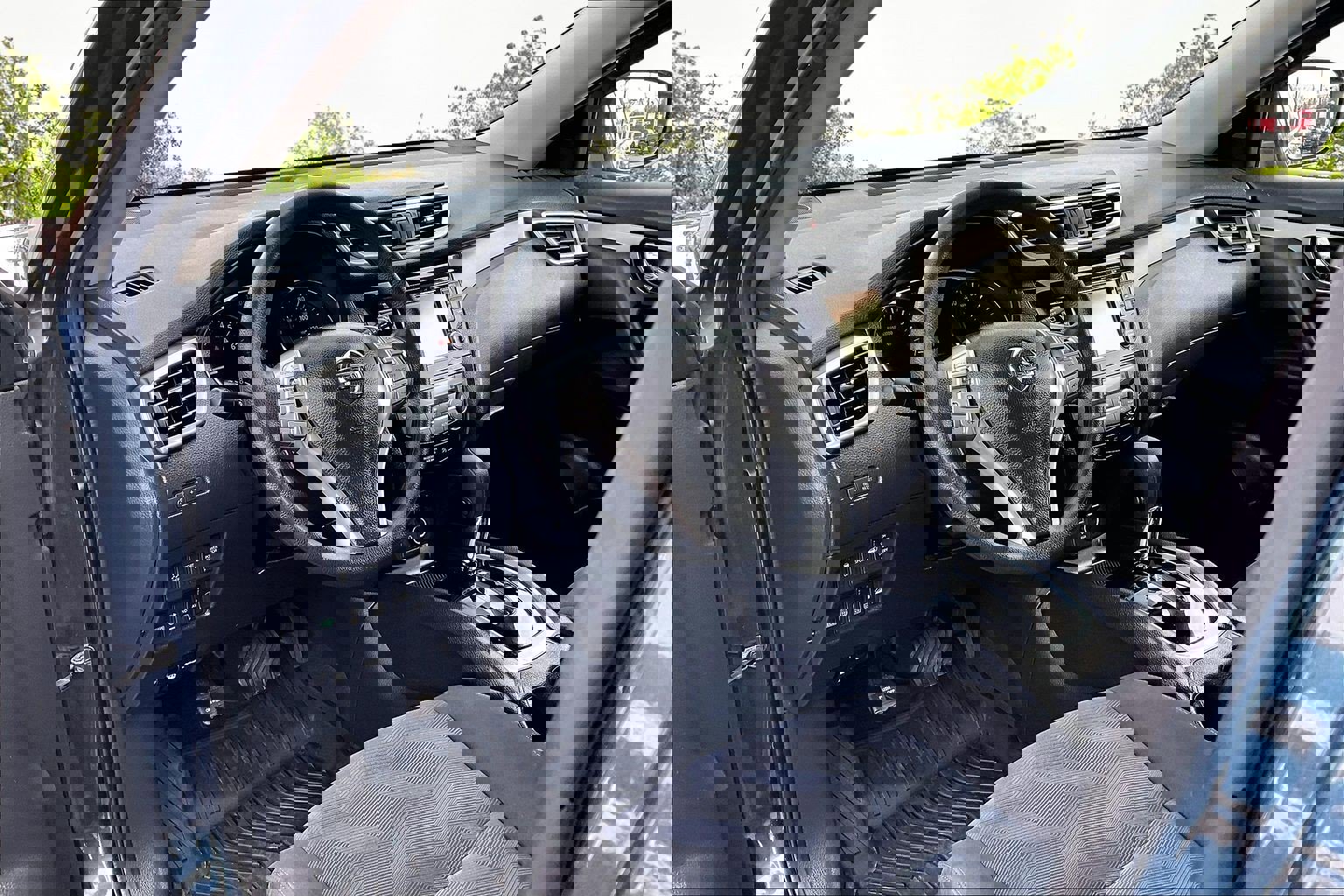 Used 2016 Nissan Rogue SV w/ SV Premium Package image 14