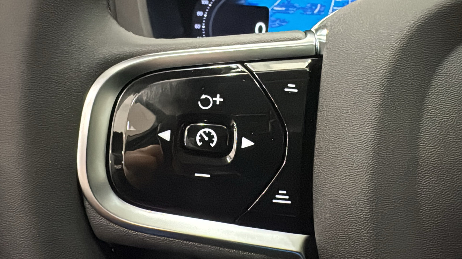 New 2027 Volvo XC60 T8 Plus AWD/4WD image 13