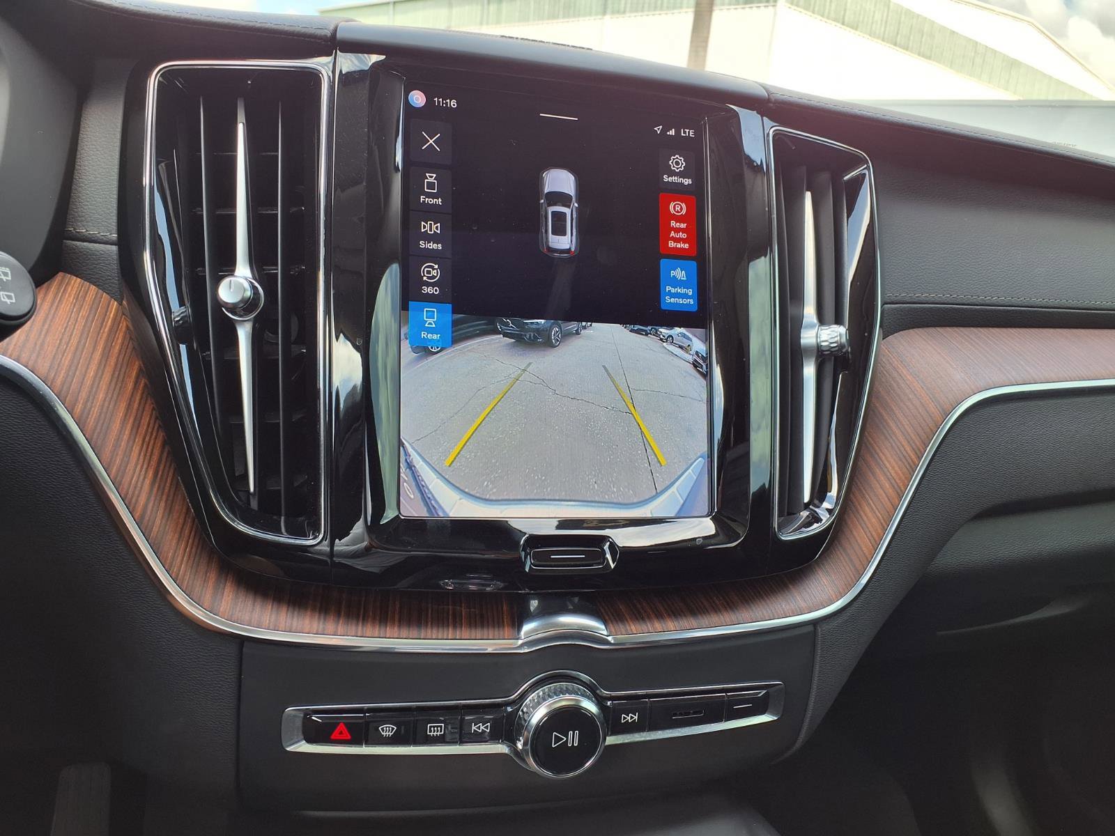 Certified 2023 Volvo XC60 B5 Ultimate w/ Climate Package image 33