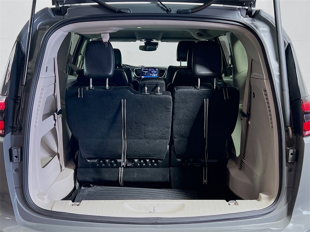 Used 2022 Chrysler Pacifica Touring-L image 23