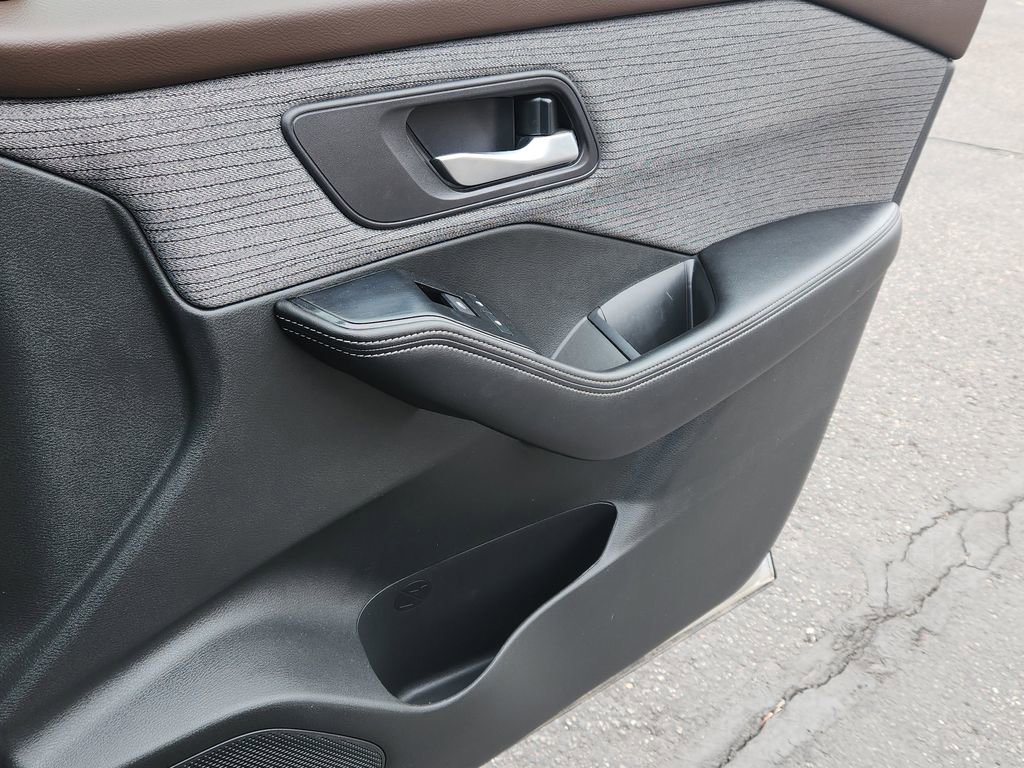 Used 2023 Nissan Rogue SV image 15