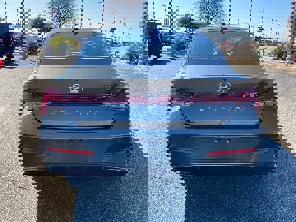 Used 2025 Hyundai Elantra SEL image 6