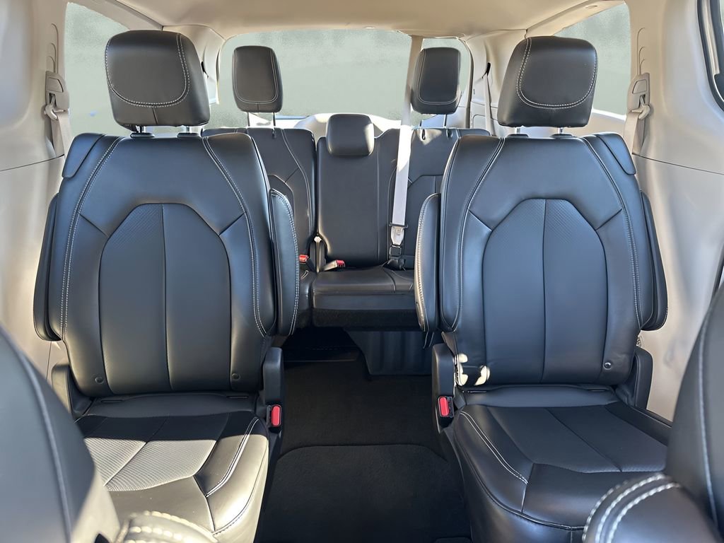 Used 2024 Chrysler Pacifica Touring-L image 12