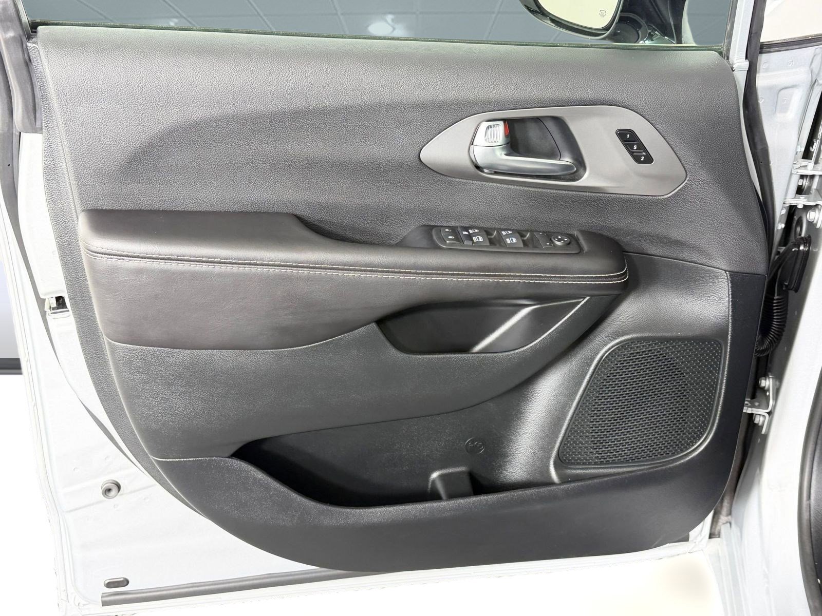 Used 2026 Chrysler Pacifica Select image 20