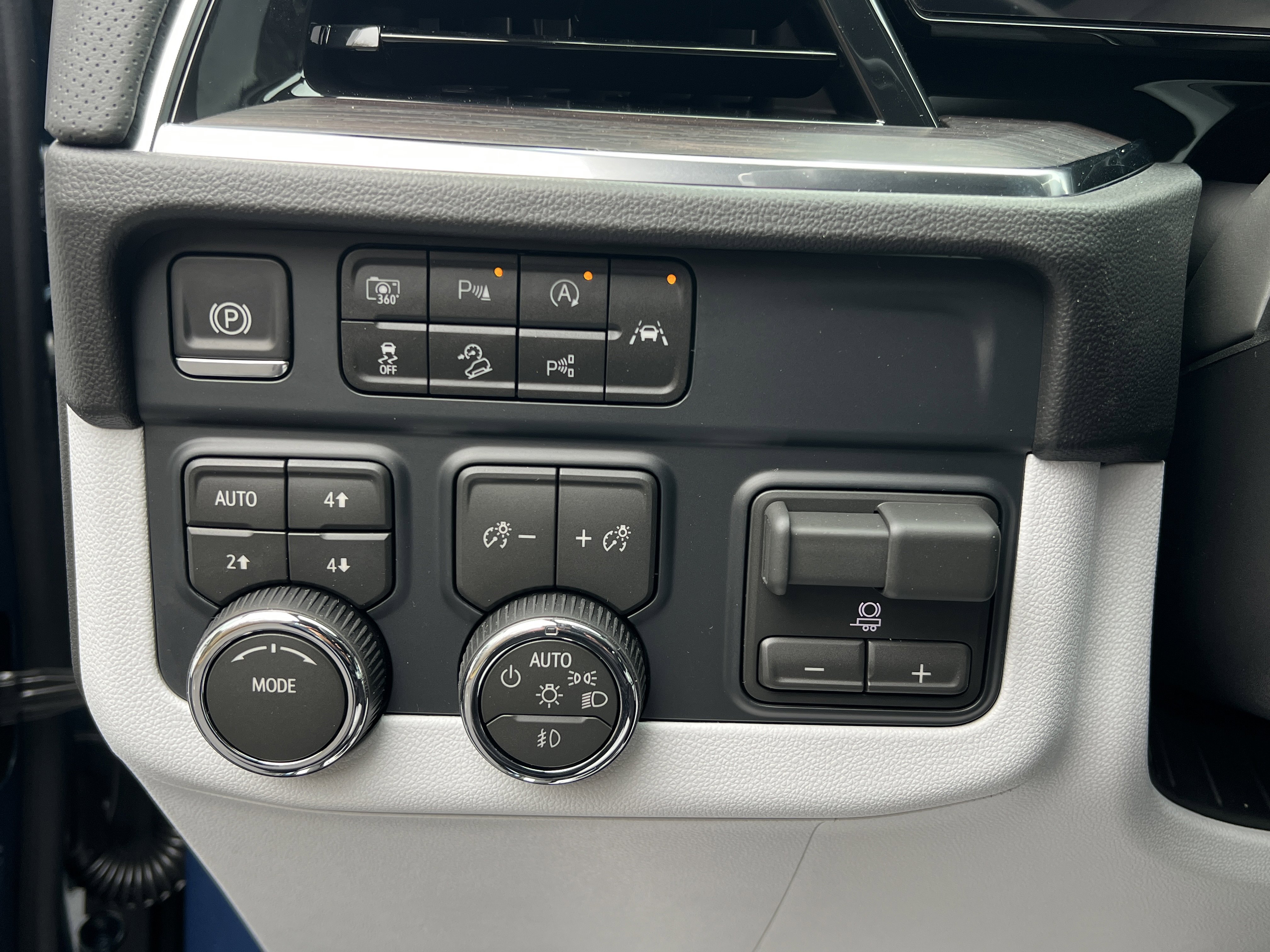 New 2026 Chevrolet Suburban Premier w/ Sun And Tow Package AWD/4WD image 18