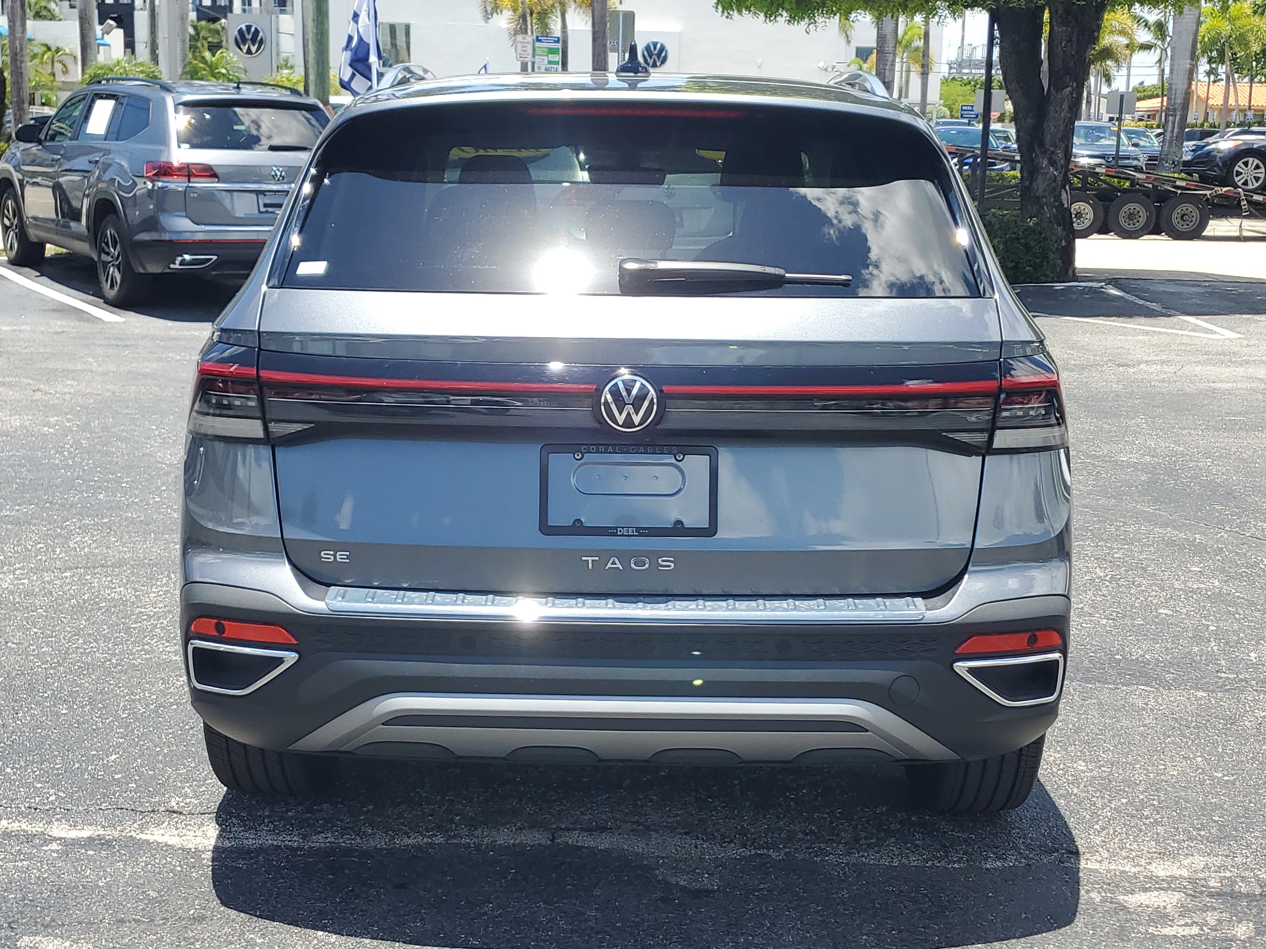 Used 2025 Volkswagen Taos SE FWD image 4