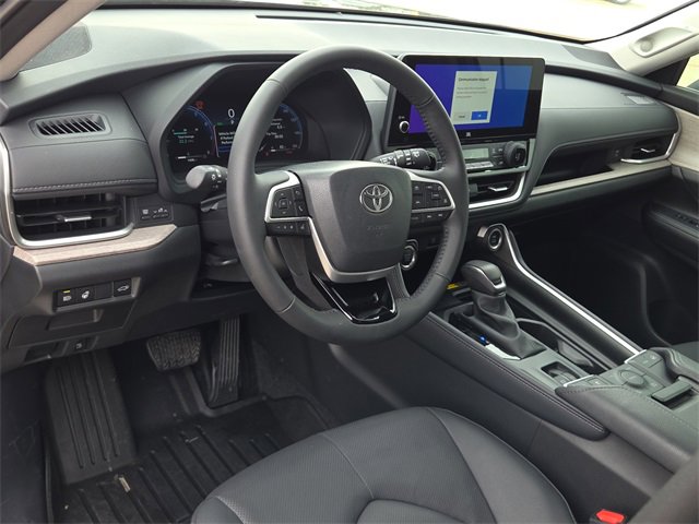 Used 2025 Toyota Grand Highlander AWD image 16