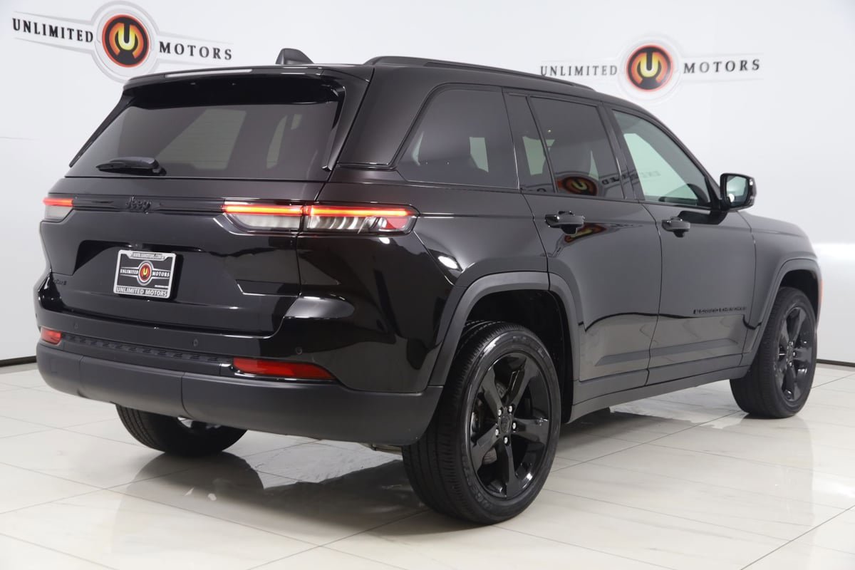 Used 2024 Jeep Grand Cherokee Altitude AWD/4WD image 3