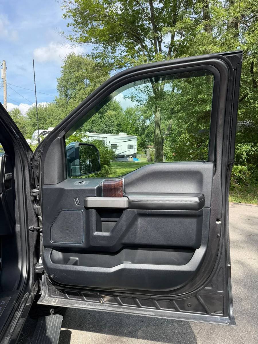 Used 2015 Ford F150 Platinum w/ Equipment Group 701A Luxury AWD/4WD image 21
