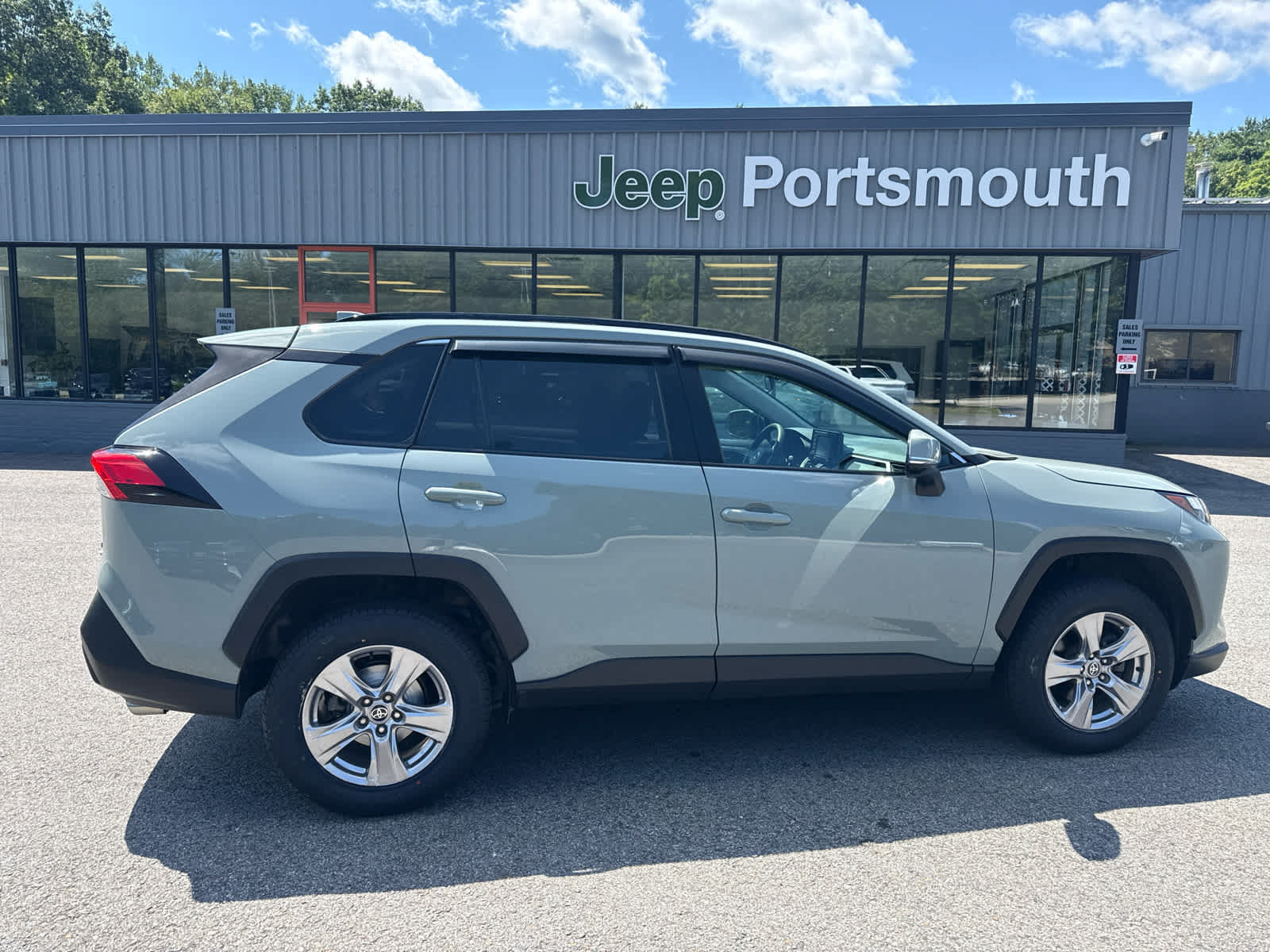 Used 2022 Toyota RAV4 XLE w/ Convenience Package AWD/4WD image 2