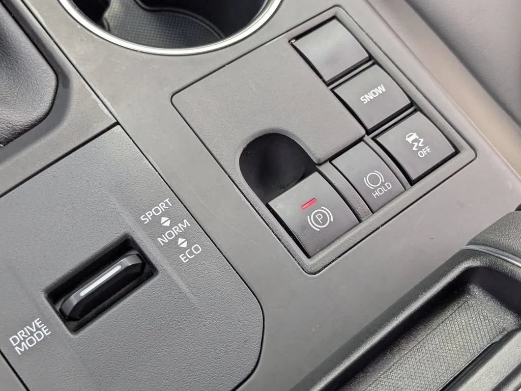 Used 2023 Toyota Highlander XLE FWD image 25