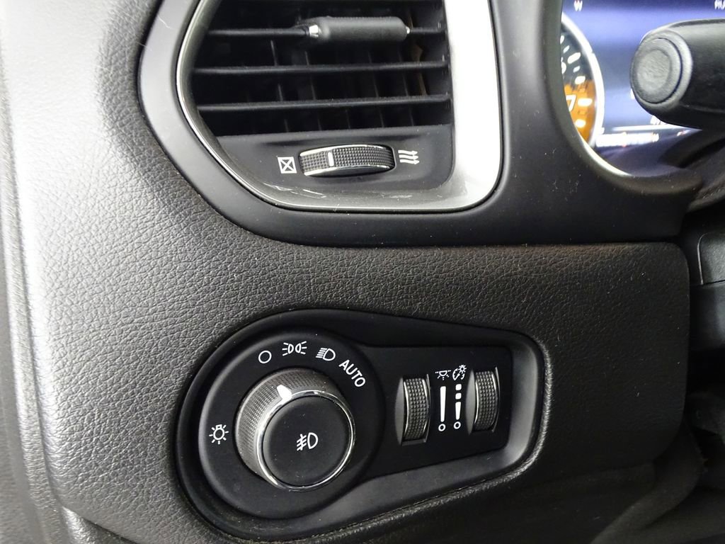 Used 2018 Jeep Renegade Limited image 18