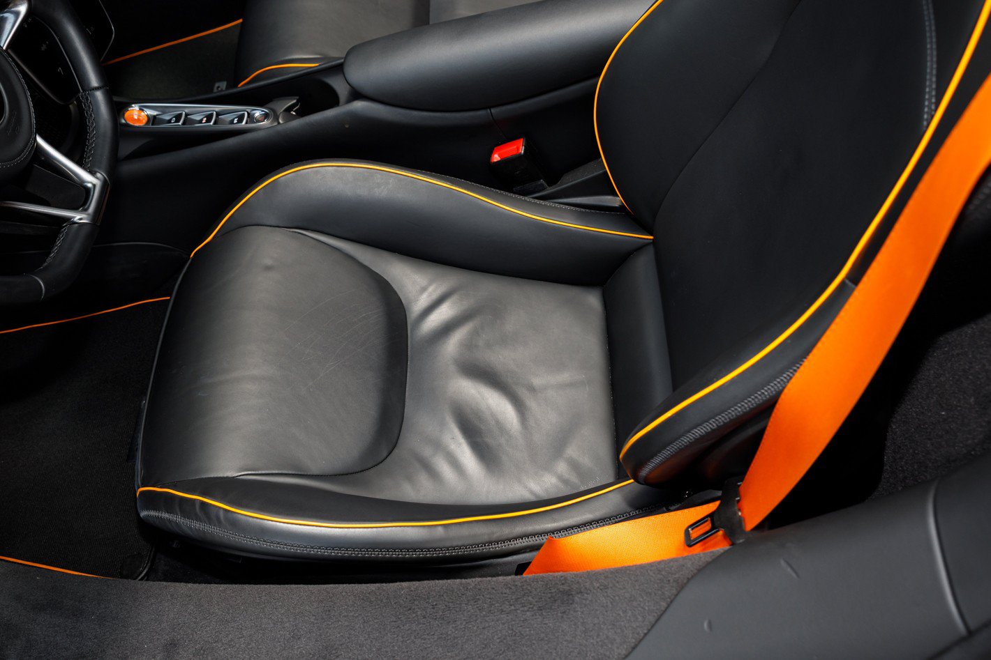 Used 2025 McLaren Artura Spider RWD image 42