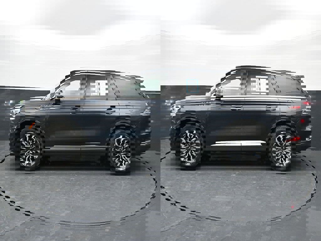 Used 2023 Lincoln Aviator Reserve w/ Equipment Group 201A AWD/4WD image 4