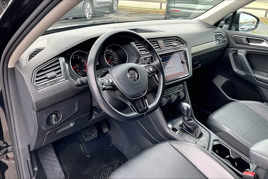 Used 2018 Volkswagen Tiguan SEL AWD/4WD image 16