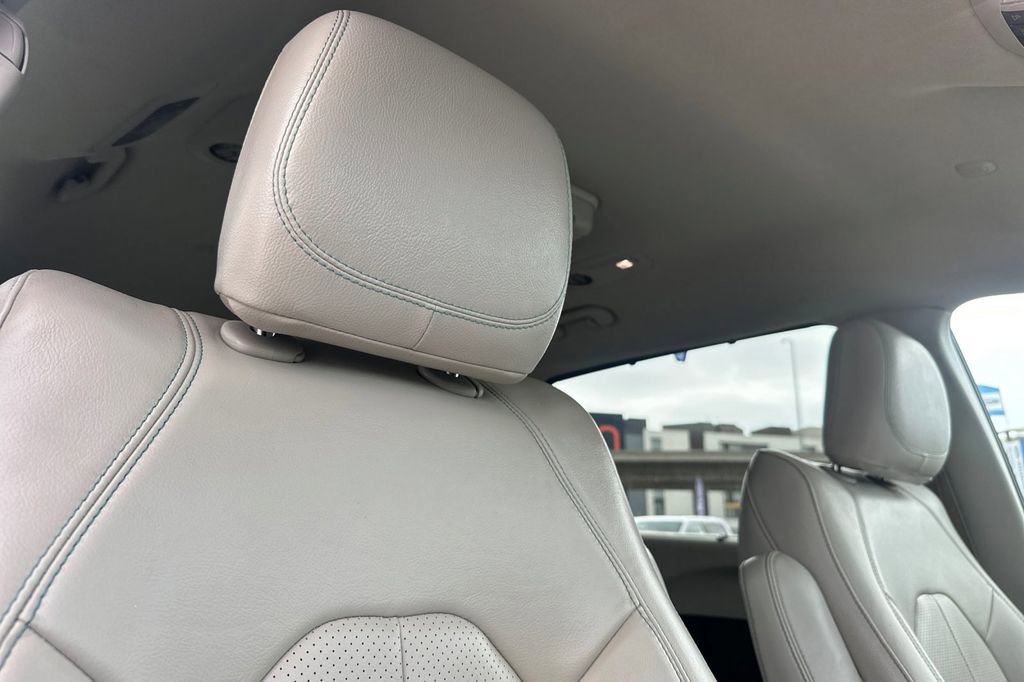 Used 2020 Chrysler Pacifica Touring-L w/ Premium Audio Group FWD image 21