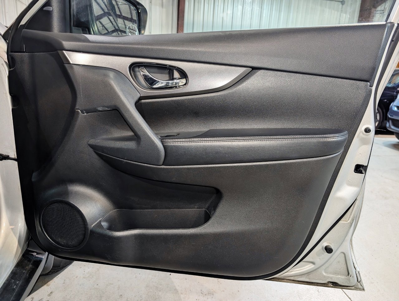 Used 2015 Nissan Rogue SV w/ SV Premium Package image 30