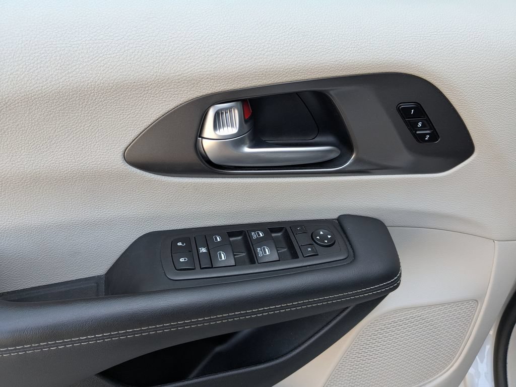 Used 2024 Chrysler Pacifica Touring-L FWD image 23
