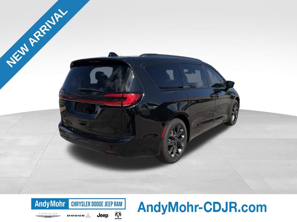 Used 2024 Chrysler Pacifica Touring-L w/ Uconnect Theater Family Group FWD image 6