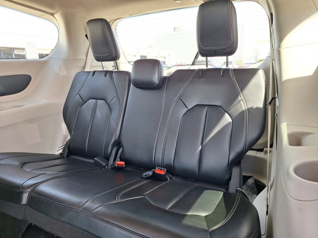 Used 2023 Chrysler Pacifica Touring-L FWD image 10