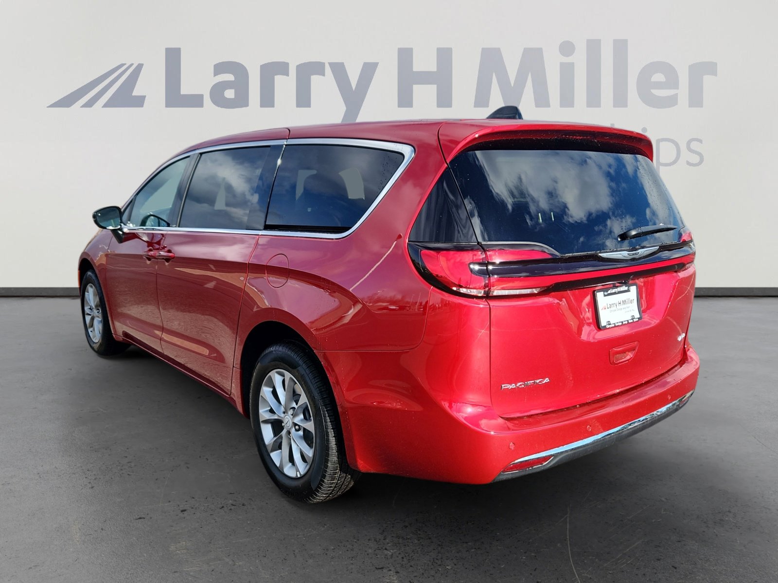 New 2026 Chrysler Pacifica Select AWD/4WD image 4