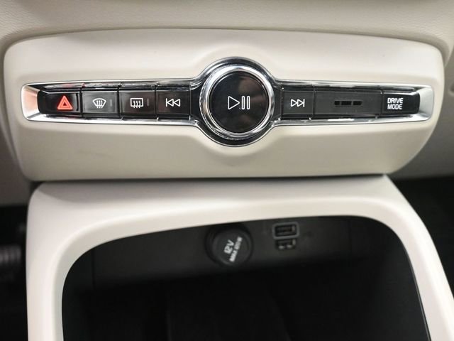 Used 2020 Volvo XC40 T5 Momentum w/ Premium Package image 11