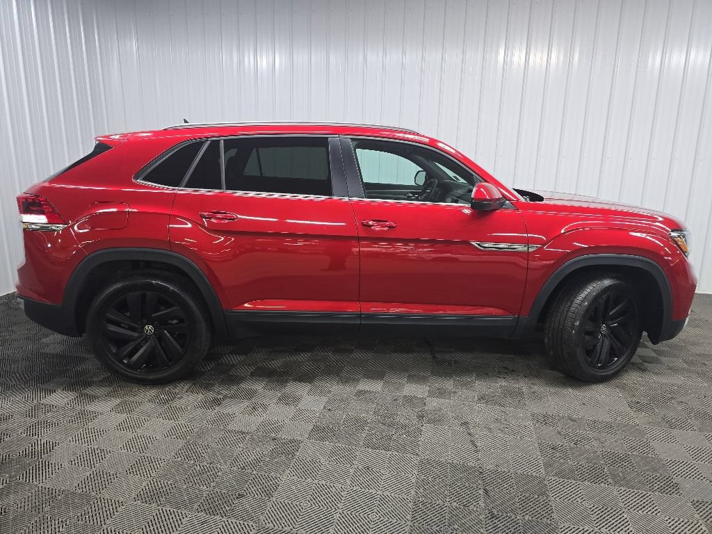 Used 2022 Volkswagen Atlas Cross Sport SE w/ Black Wheel Package AWD/4WD image 2