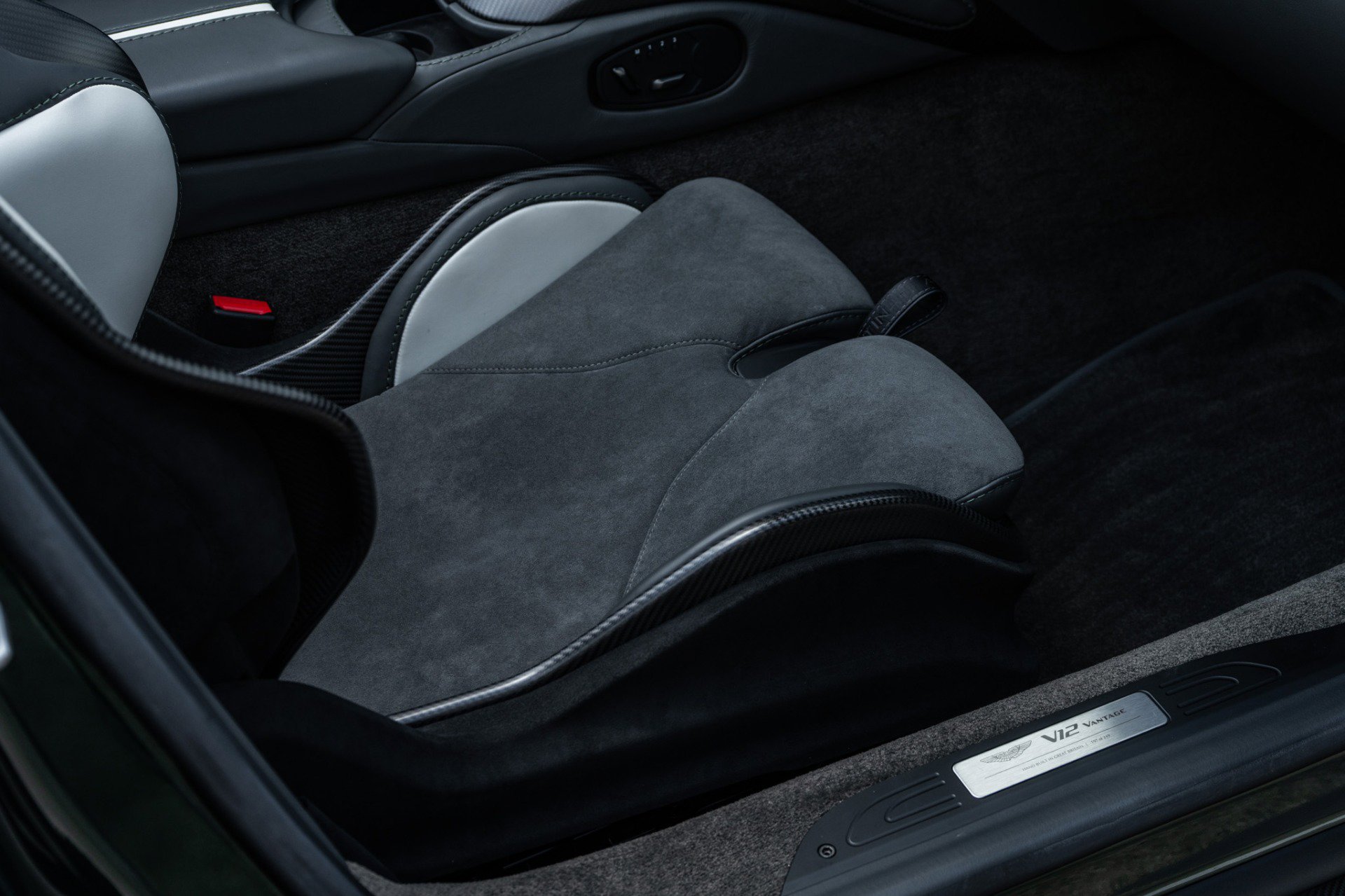 Used 2023 Aston Martin V12 Vantage Roadster RWD image 26
