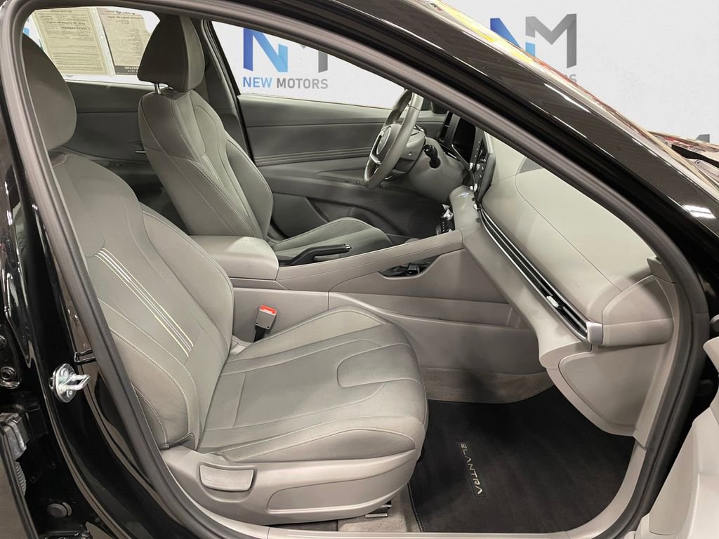 Used 2025 Hyundai Elantra Sport FWD image 15