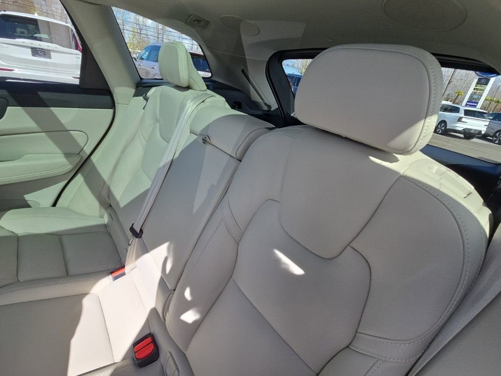 Certified 2023 Volvo XC60 B6 Ultimate w/ Climate Package image 6