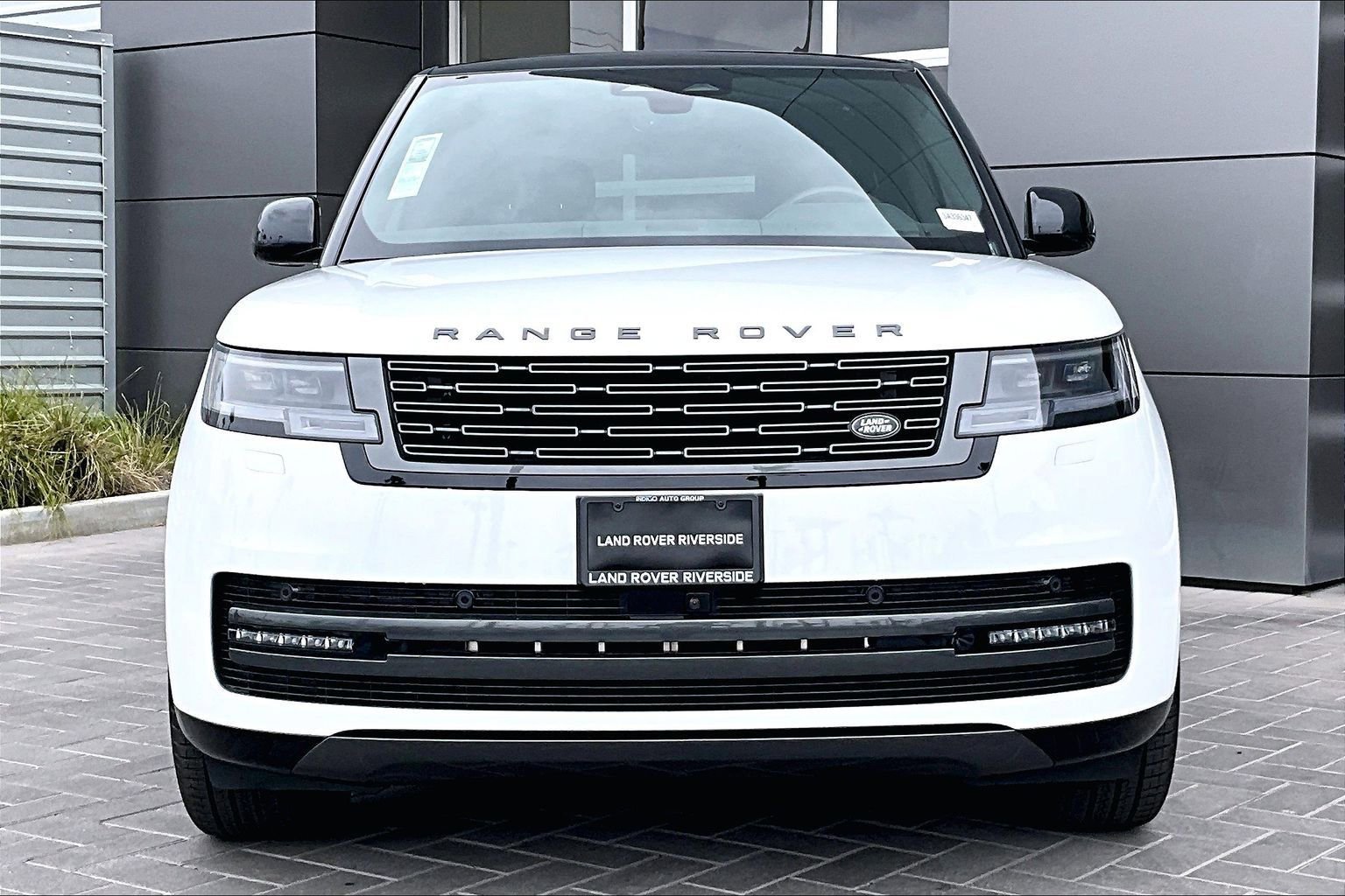 Used 2025 Land Rover Range Rover SE image 2