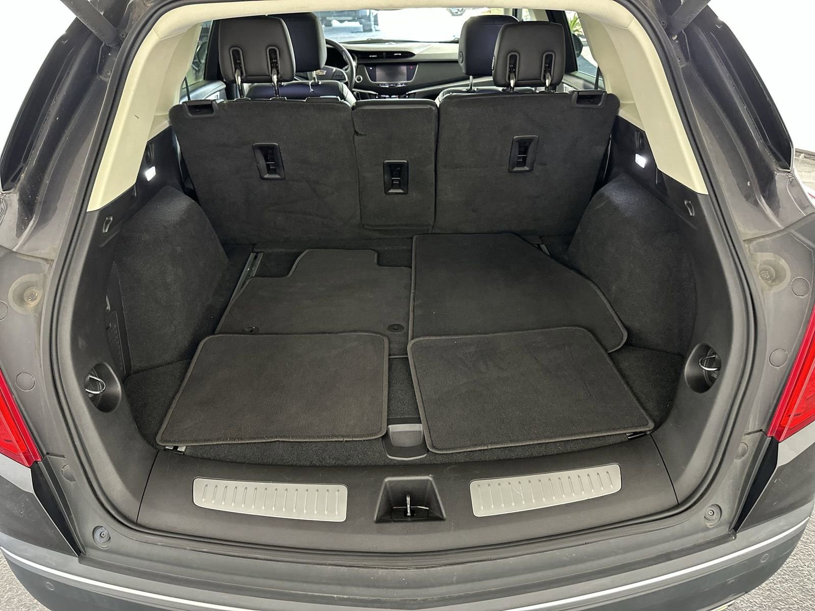 Used 2017 Cadillac XT5 Luxury w/ Driver Awareness Package image 29