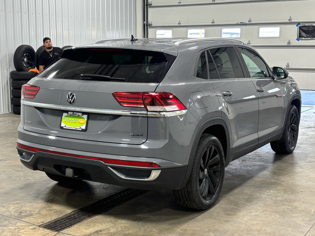 Used 2023 Volkswagen Atlas SE w/ Technology Package w/ Black Wheel Package image 3