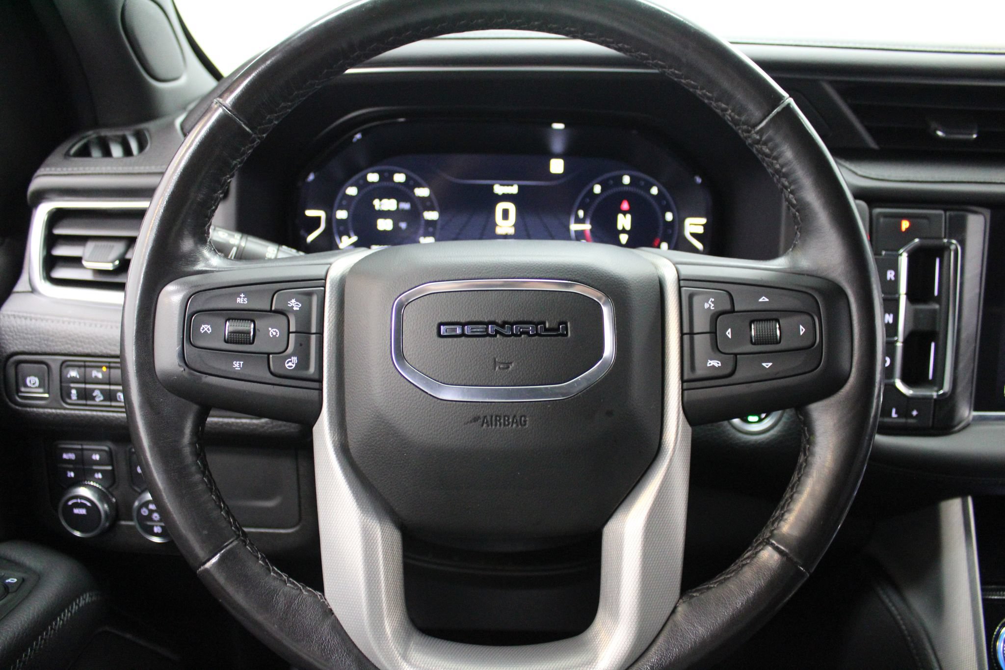 Used 2022 GMC Yukon XL Denali AWD/4WD image 40