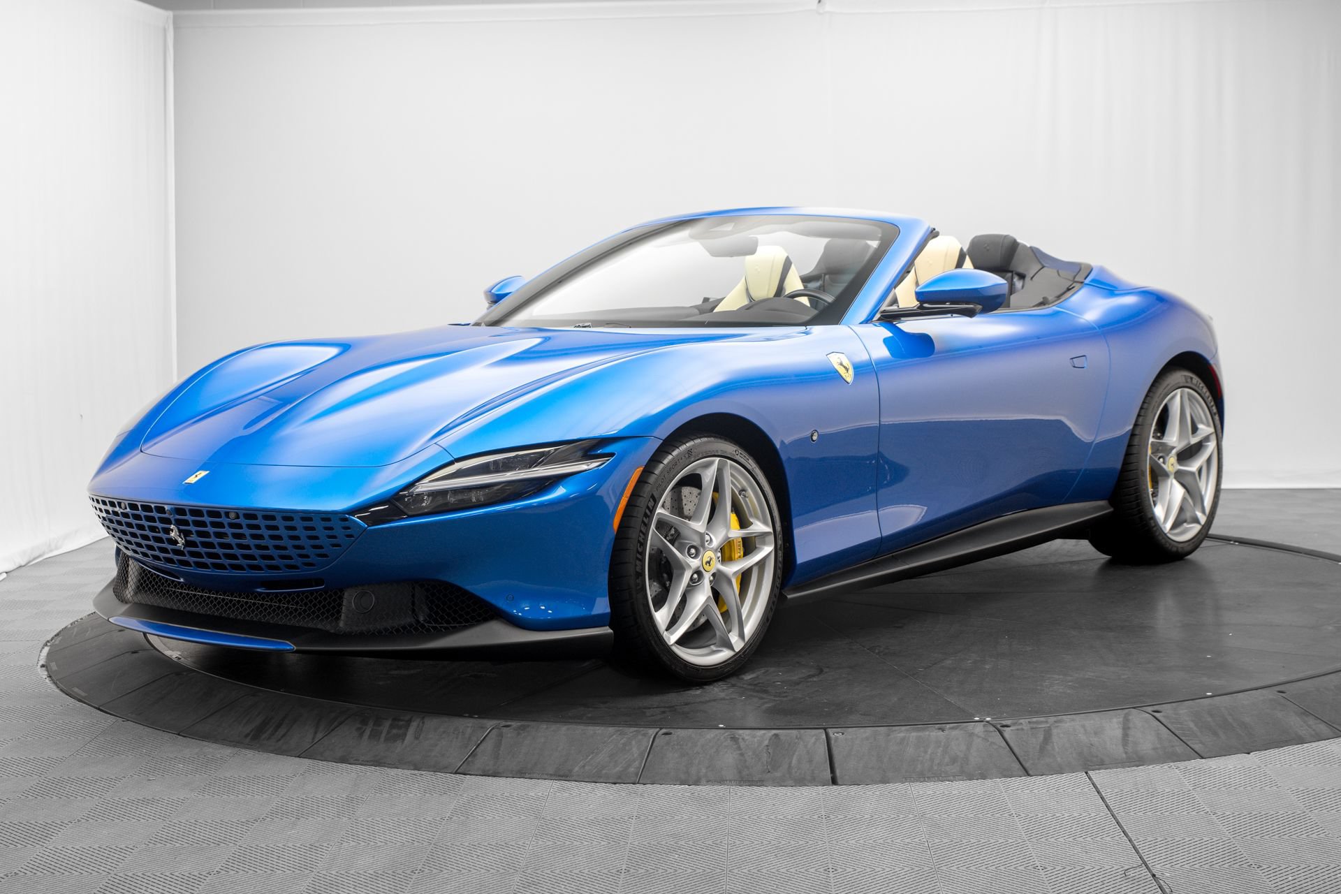 Used 2026 Ferrari Roma Spider RWD image 3