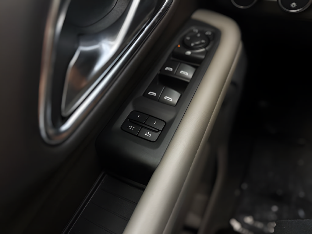Used 2024 Chevrolet Suburban LT RWD image 15
