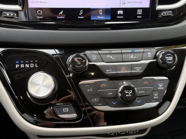 Certified 2024 Chrysler Pacifica Touring-L FWD image 13