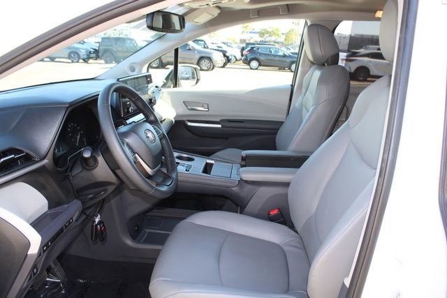 Used 2023 Toyota Sienna XLE w/ XLE Plus Package FWD image 31