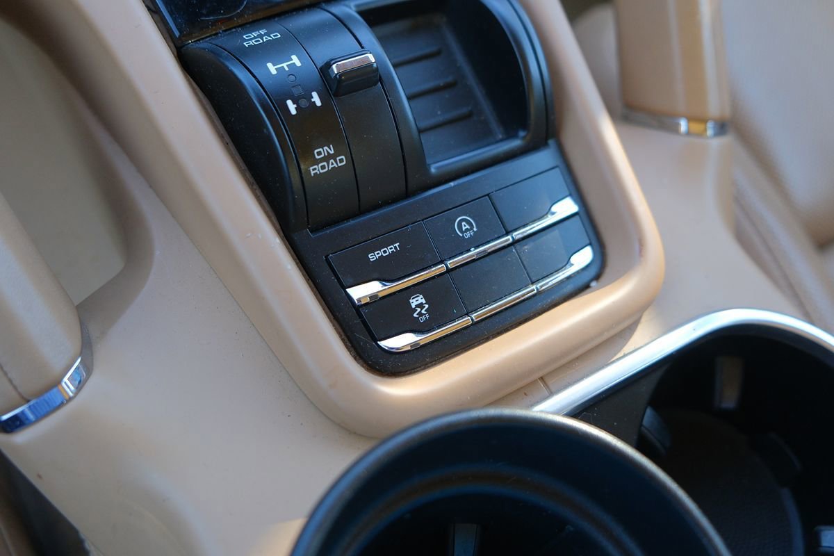 Used 2015 Porsche Cayenne S AWD/4WD image 27